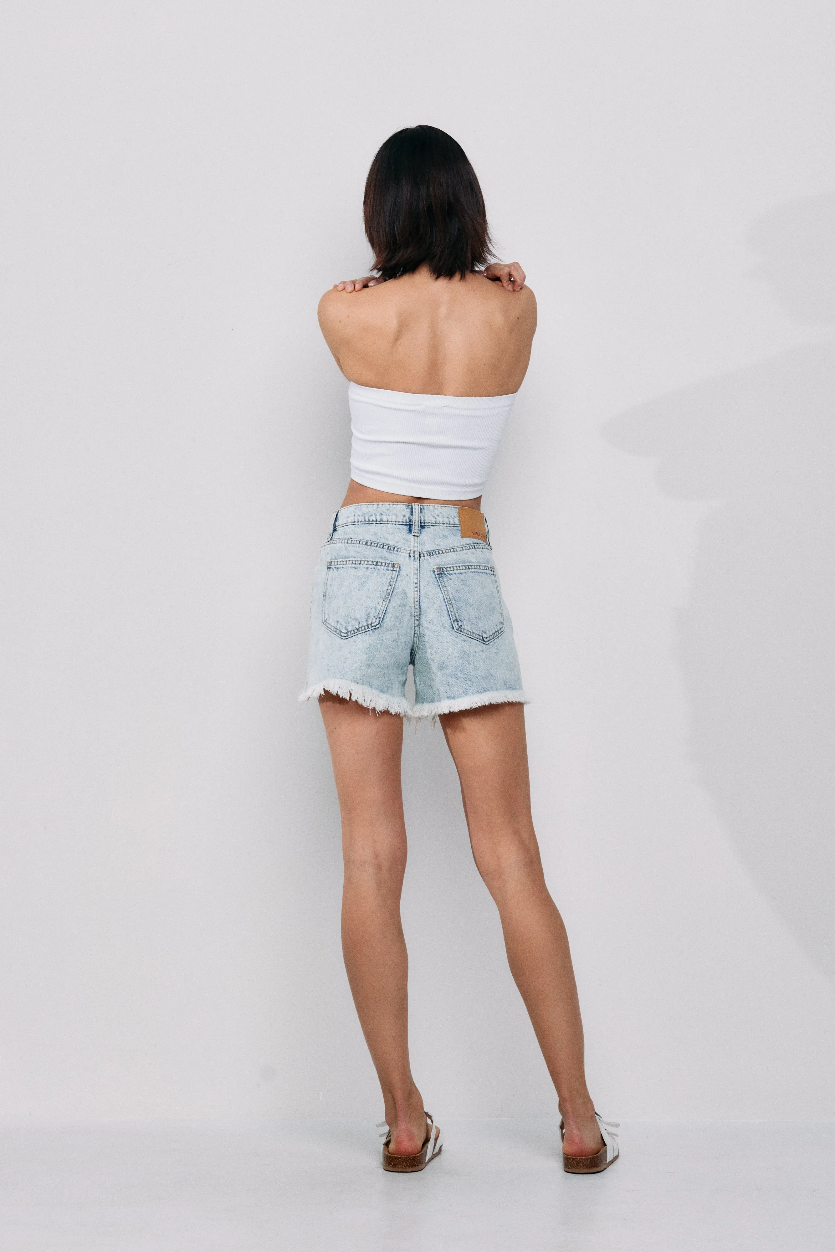 HIGH RISE DENIM SHORTS WITH DISTRESS AND FRAY HEM / SP-S7412